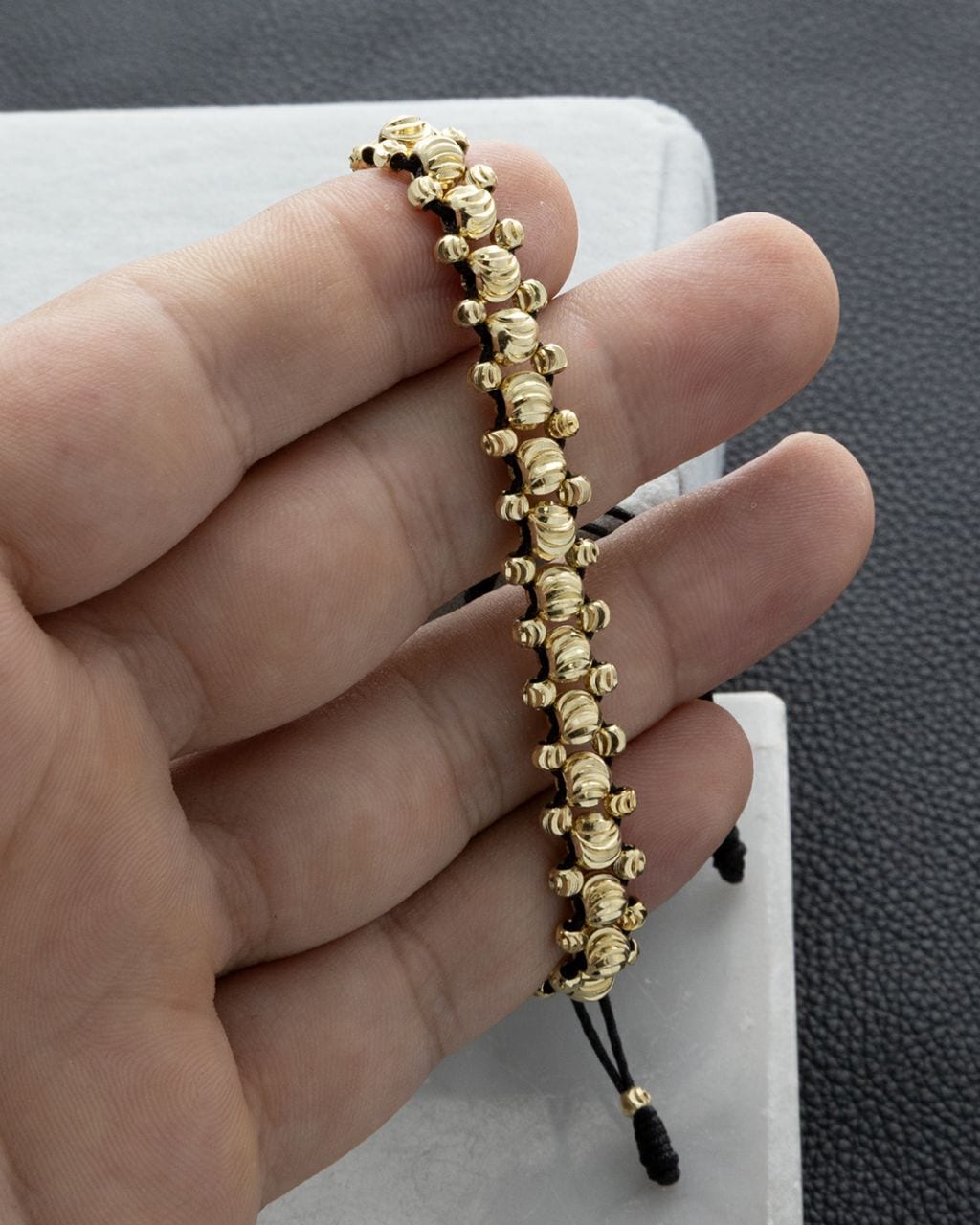 Detalle pulsera balín oro laminado 18k en la mano NJL Jewelry