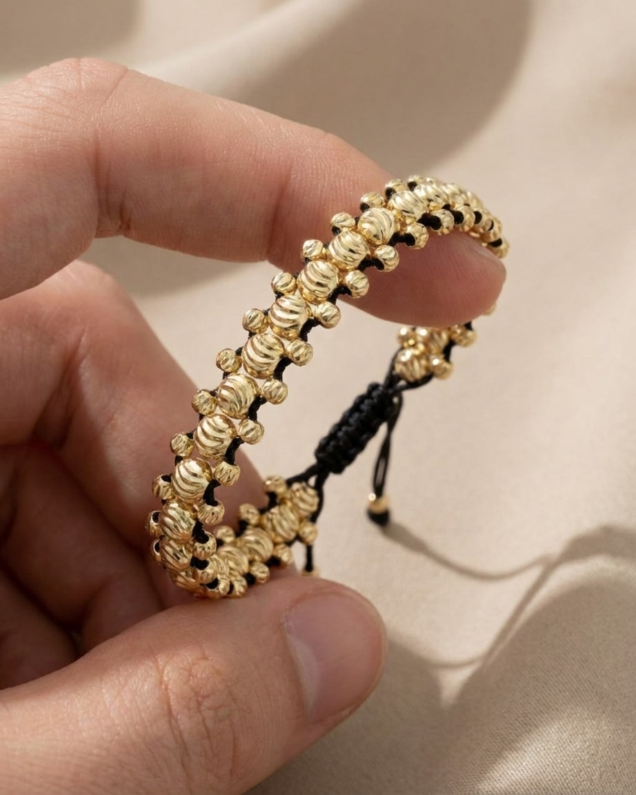 Pulsera balín 3 carriles oro laminado 18k en mano, primer plano NJL Jewelry