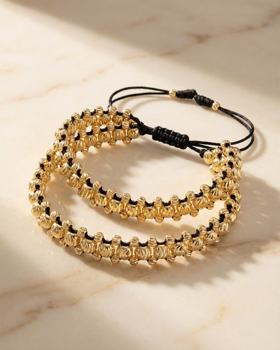 Pulsera balín 3 carriles oro laminado 18k sobre superficie de mármol NJL Jewelry