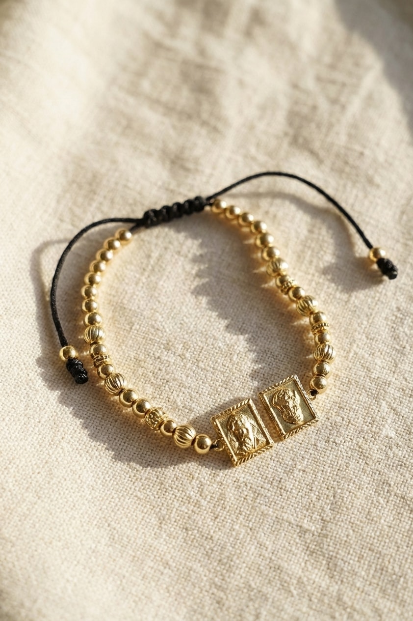 Pulsera Escapulario Italiano sobre lino cremoso, flat lay editorial en oro laminado 18k NJL Jewelry