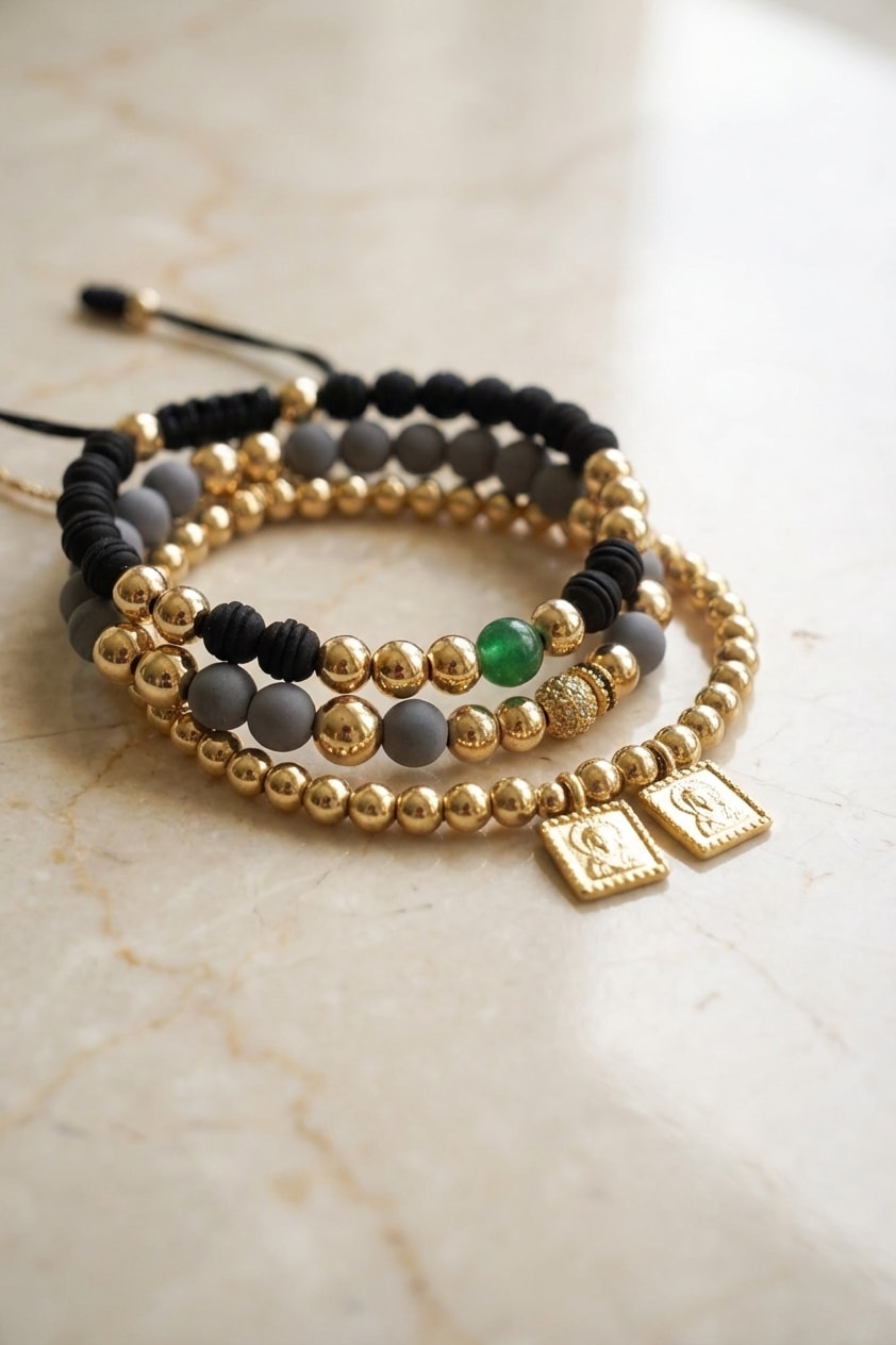 Pulsera Escapulario Italiano flat lay sobre mármol cremoso, composición elegante en oro laminado 18k NJL Jewelry