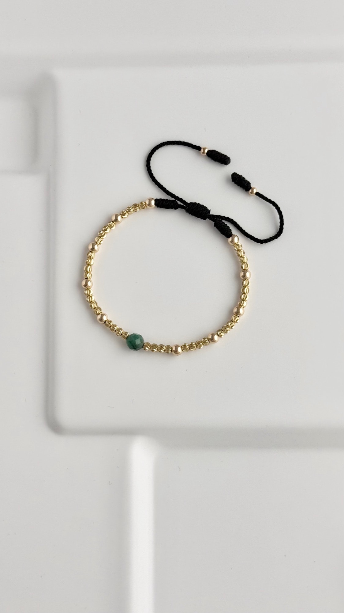 Pulsera fina con balines mini diamantados y esmeralda central oro laminado 18k foto original NJL Jewelry