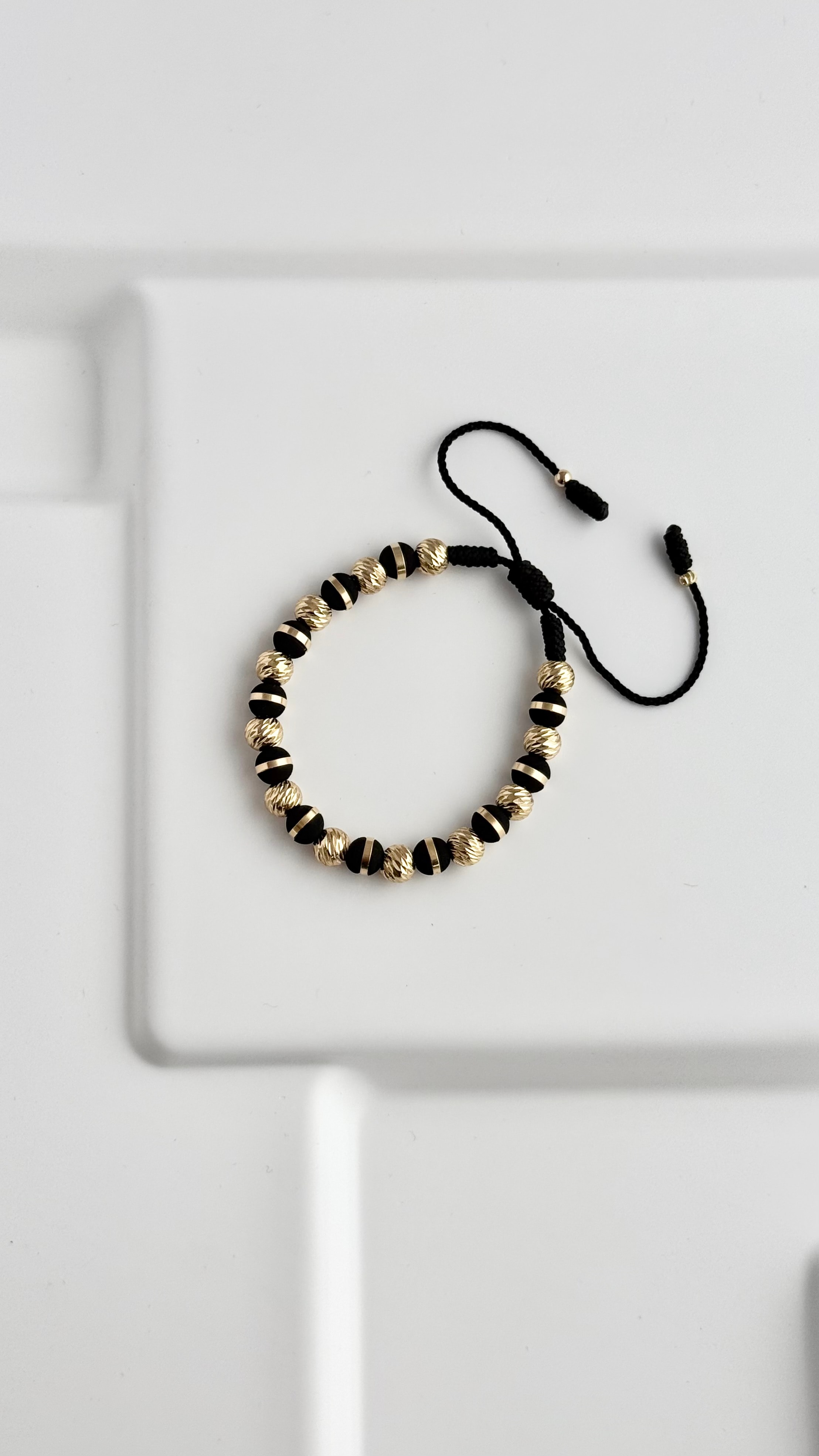 Pulsera macramé negro con balines diamantados oro laminado 18k foto original NJL Jewelry