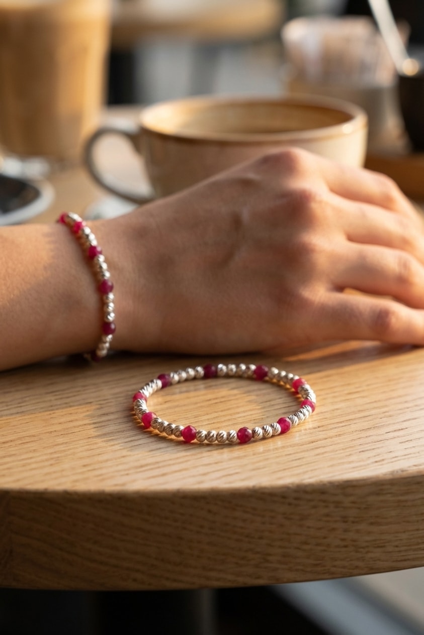 Pulsera Plata 925 con Rubí 3mm lifestyle sobre mesa de café de madera en oro laminado 18k NJL Jewelry