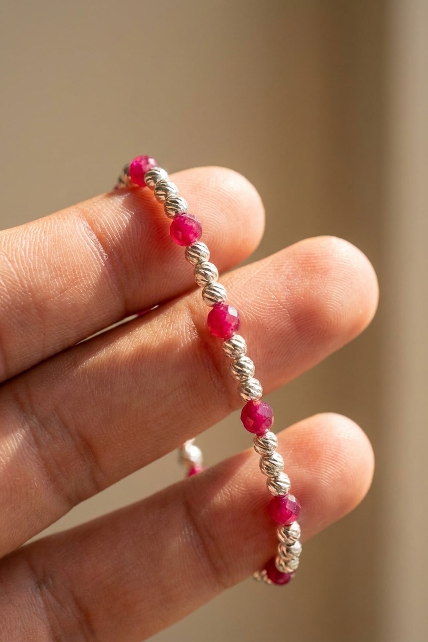 Pulsera Plata 925 con Rubí 3mm detalle macro sostenida entre dedos en oro laminado 18k NJL Jewelry