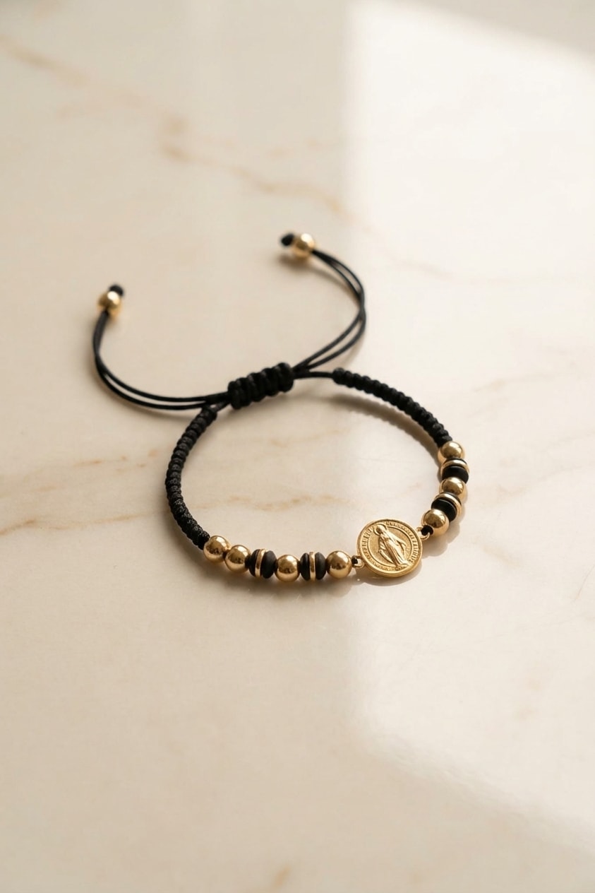 Pulsera San Benito Balín 6mm flat lay sobre mármol cremoso, composición elegante en oro laminado 18k NJL Jewelry