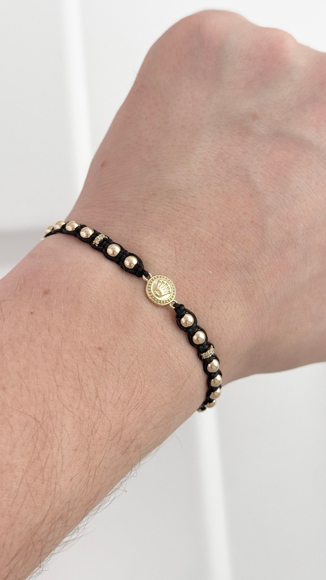 Pulsera macramé fino con balines y medalla sello oro laminado 18k foto original NJL Jewelry
