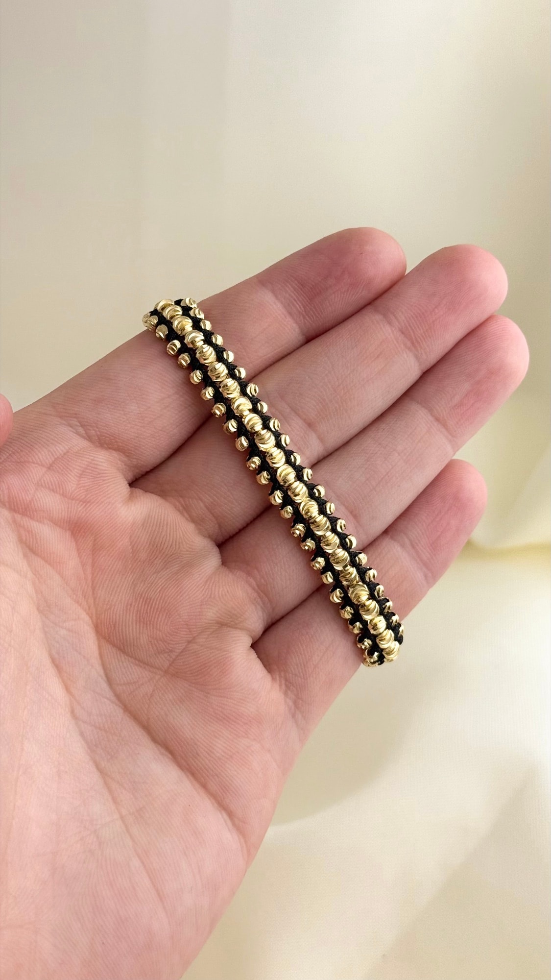 Pulsera triple carril macramé negro con balines diamantados gruesos oro laminado 18k foto original NJL Jewelry