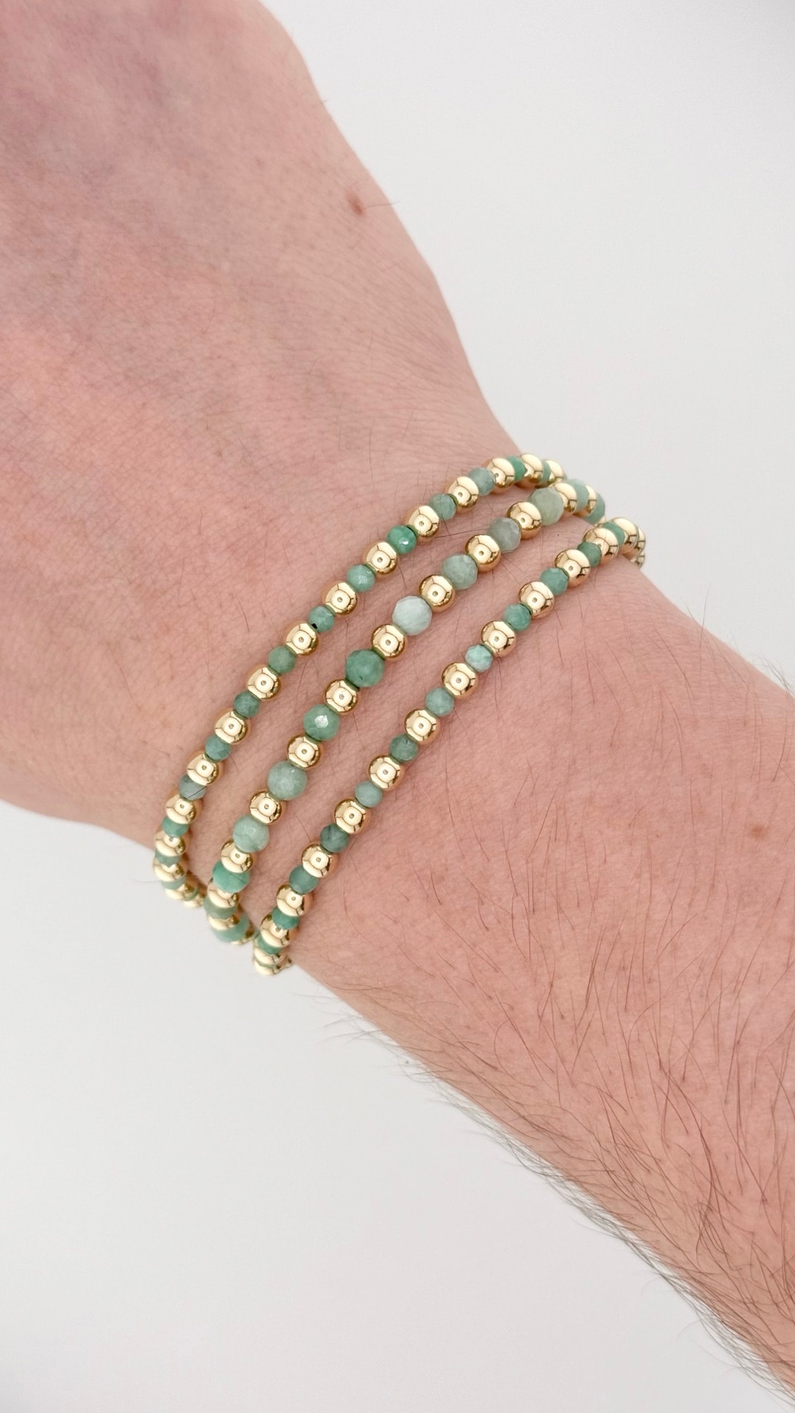Set de 3 pulseras finas con piedras esmeralda mate y balines oro laminado 18k foto original NJL Jewelry